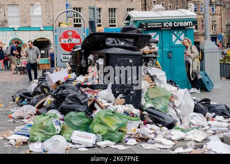 Scene di oltre che scorrere i bidoni sul Grassmarket a Edimburgo come azione industriale per 12 giorni ha significato i bidoni non sono svuotati. Credito: Euan Cherry Foto Stock