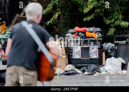 Scene di oltre che scorrere i bidoni sul Grassmarket a Edimburgo come azione industriale per 12 giorni ha significato i bidoni non sono svuotati. Credito: Euan Cherry Foto Stock