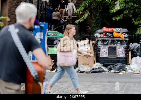 Scene di oltre che scorrere i bidoni sul Grassmarket a Edimburgo come azione industriale per 12 giorni ha significato i bidoni non sono svuotati. Credito: Euan Cherry Foto Stock