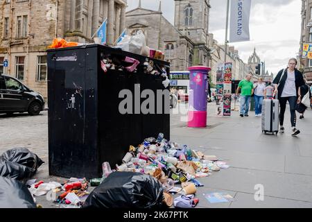 Scene di oltre che scorrere i bidoni a Edimburgo come azione industriale per 12 giorni ha significato i bidoni non sono svuotati. Credito: Euan Cherry Foto Stock