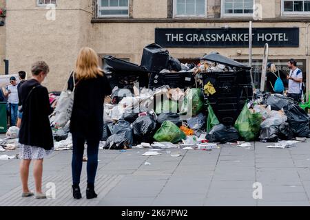 Scene di oltre che scorrere i bidoni sul Grassmarket a Edimburgo come azione industriale per 12 giorni ha significato i bidoni non sono svuotati. Credito: Euan Cherry Foto Stock