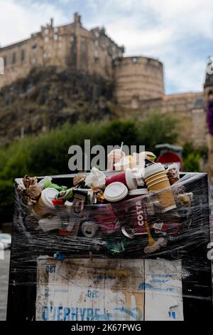 Scene di oltre che scorrere i bidoni sul Grassmarket a Edimburgo come azione industriale per 12 giorni ha significato i bidoni non sono svuotati. Credito: Euan Cherry Foto Stock