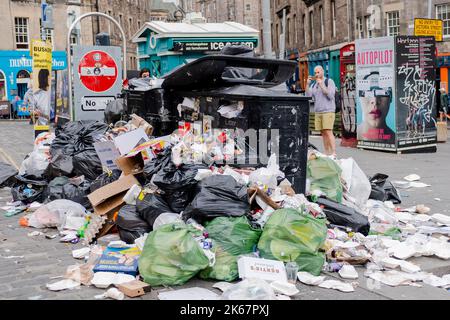 Scene di oltre che scorrere i bidoni sul Grassmarket a Edimburgo come azione industriale per 12 giorni ha significato i bidoni non sono svuotati. Credito: Euan Cherry Foto Stock