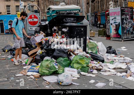 Scene di oltre che scorrere i bidoni sul Grassmarket a Edimburgo come azione industriale per 12 giorni ha significato i bidoni non sono svuotati. Credito: Euan Cherry Foto Stock