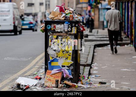 Scene di oltre che scorrere i bidoni sul Cowgate a Edimburgo come azione industriale per 12 giorni ha significato i bidoni non sono svuotati. Credito: Euan Cherry Foto Stock