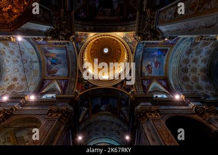 Interno della Cattedrale di Santa Maria Assunta, Savona, Liguria, Italia. La Cattedrale di Savona, fu costruita nel 1605 per sostituire il vecchio bu Foto Stock