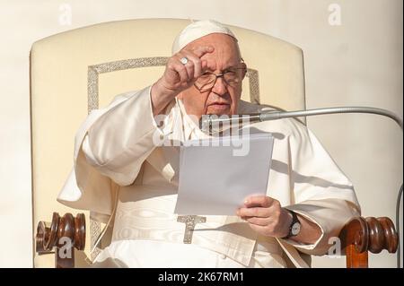 Italia, Roma, Vaticano, 2022/10/12. Papa Francesco consegna il suo discorso durante l'udienza generale settimanale in Piazza San Pietro, Roma, Vaticano, 2022/10/12. Papa Francesco pronuncia il suo disco durante l'udienza generale settimanale in Piazza San Pietro. Foto di Massimiliano MIGLIORATO / Stampa Cattolica Foto Foto Stock