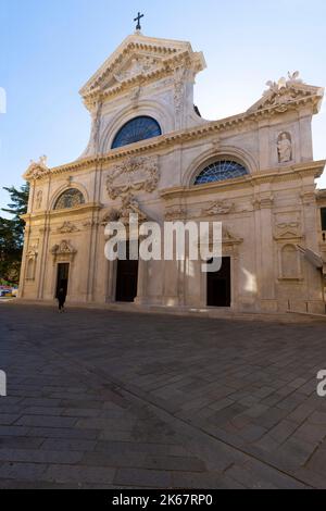 Facciata ovest della Cattedrale di Savona dedicata all'Assunzione della Vergine Maria. Cattedrale cattolica romana di Savona, Liguria, Italia. Foto Stock