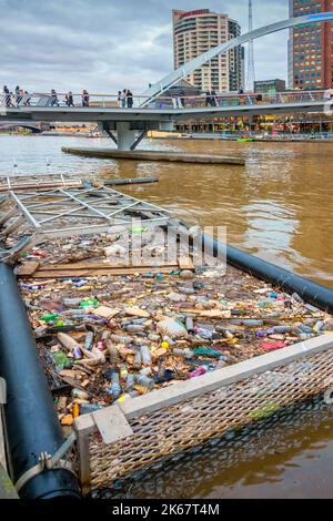 Zattera per la raccolta di rifiuti per pulire il fiume Yarra nel centro di Melbourne, Victoria, Australia. Foto Stock