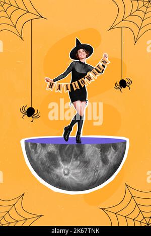 Immagine collage verticale di allegro gorgeous conjurer ragazza mani tenere haloween bandiere stand mezza luna ragnatela isolato su sfondo arancione Foto Stock