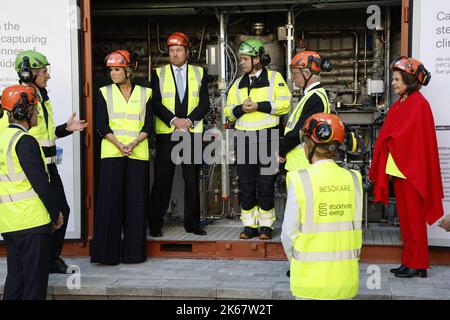 STOCCOLMA 20222012 la regina Máxima, il re Willem-Alexander e il re Carl Gustaf e la regina Silvia indossano caschi mentre visitano Stoccolma Exergi a Värtahamnen, Stoccolma. La coppia reale olandese è in visita di stato di tre giorni in Svezia. Foto: Christine Olsson / TT / code 10430 Foto Stock