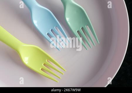 Macro immagine di Baby Forks e piatto in colori pastello orizzontale Foto Stock