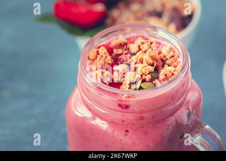 frullato con granola per una colazione sana. Messa a fuoco selettiva Foto Stock