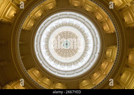 Austin, Texas - 23 maggio 2022: All'interno della rotonda del palazzo del governo del Texas, il soffitto a cupola con la parola Texas e stella solitaria. Foto Stock