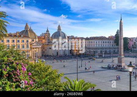 Vista su Piazza del Popolo a Roma. Skyline su Roma: Chiese di Santa Maria in Montesanto e Santa Maria dei Miracoli. Foto Stock