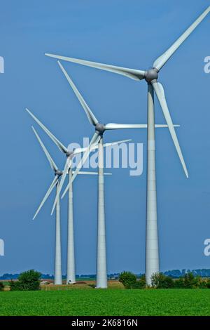 Turbine eoliche installate in un'area rurale. Foto Stock