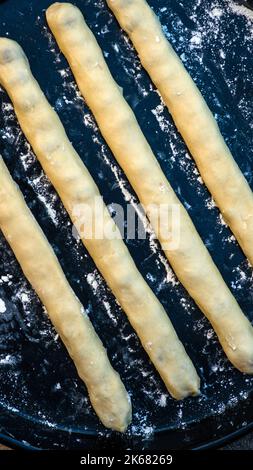 un piatto di pane all'aglio si stacca su fondo bianco Foto Stock