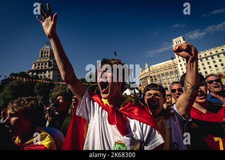 Barcellona, Spagna. 12th Ott 2022. I dimostranti gridano slogan per protestare per l'indivisibilità della Spagna e contro il movimento catalano per l'indipendenza sulla Giornata Nazionale di credito della Spagna: Matthias Oesterle/Alamy Live News Foto Stock