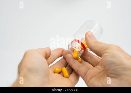 Primo piano del maschio che esce pillole della scatola Foto Stock