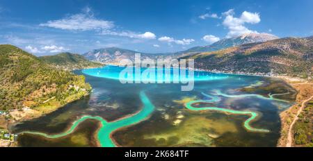 Vista aerea del delta del fiume, barche e yacht in laguna blu Foto Stock