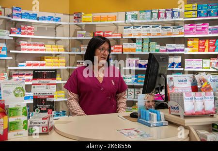 Attività quotidiane in farmacia Foto Stock