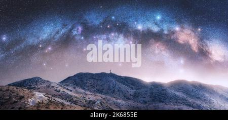 Arco Via Lattea sulle colline di montagna nella notte stellata Foto Stock