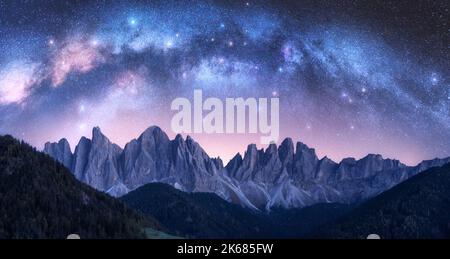 Acrhed Via Lattea sulle rocce più belle nella notte stellata d'estate Foto Stock