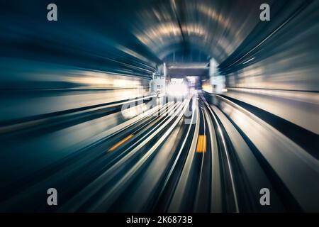 Tunnel della metropolitana con tracce di luce sfocata con arrivo in treno nella direzione opposta - concetto di trasporto metropolitano moderno e collegamenti s Foto Stock