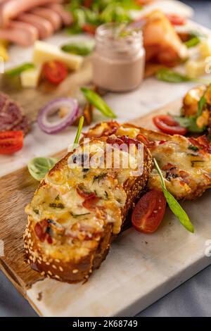 Panini caldi con salsiccia e formaggio cheddar fuso, menu della colazione Foto Stock