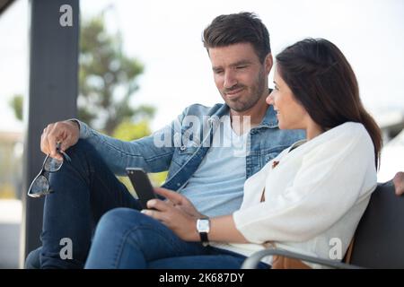 coppia felice che si diverti a godere dei contenuti multimediali a casa Foto Stock