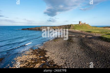 Castello di Dunstanburgh da nord in serata vista sopraelevata Foto Stock