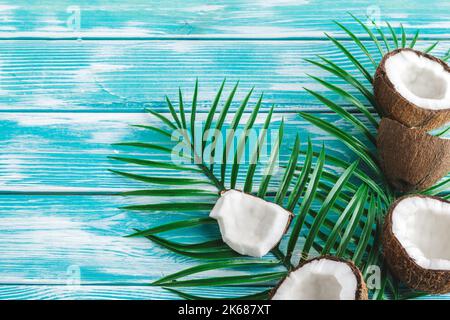 Layout creativo composto da noci di cocco e foglie tropicali. Concetto di cibo Foto Stock