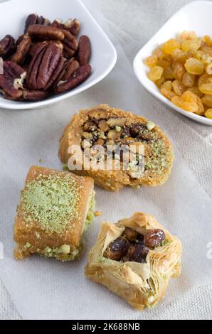 Vista dall'alto di deliziosi dessert libanesi sul tavolo verticale Foto Stock