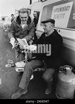 Lavoratori siderurgici in esubero che ricevono consulenza sulle prestazioni dopo aver ricevuto i loro pacchetti salariali finali presso la fabbrica di acciaio Round Oak Brierly Hill nel 1983 Foto Stock