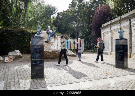 turisti intorno alla scultura commemorativa oscar wilde e pezzi di accompagnamento in piazza merrion dublino repubblica d'irlanda Foto Stock