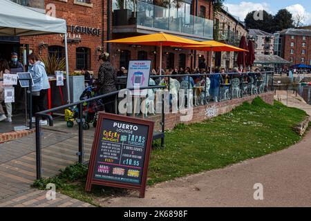 Exeter Quay, ristorante scena con Diners seduti su una terrazza, accanto al fiume exe nella primavera del sole Foto Stock