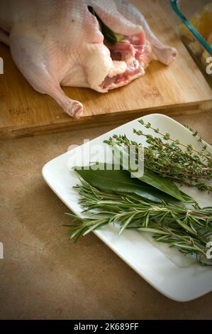 Anatra cruda con verdure pronte per essere cotte in verticale Foto Stock