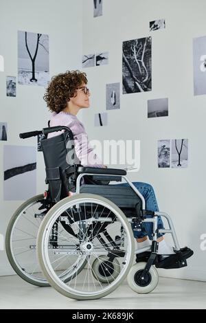 Giovane donna con disabilità in visita alla mostra d'arte nella galleria d'arte moderna Foto Stock