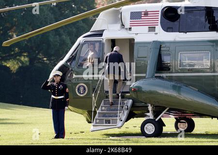 Il presidente degli Stati Uniti Joe Biden ha fatto il suo ingresso a Marine One sul prato meridionale della Casa Bianca a Washington, DC prima della sua partenza per il Colorado il 12 ottobre 2022. Credit: Yuri Gripas/Pool via CNP /MediaPunch Foto Stock