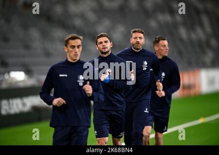 Gent's Hugo Cuypers (centro L) e Gent's Laurent Depoitre (centro R) raffigurati durante una sessione di allenamento della squadra di calcio belga KAA Gent, mercoledì 12 ottobre 2022 a Johanneshov, Stoccolma, Svezia, In preparazione del gioco di domani contro la squadra svedese DjurGardens SE il giorno quattro della tappa di gruppo della UEFA Europa Conference League. FOTO DI BELGA JASPER JACOBS Foto Stock