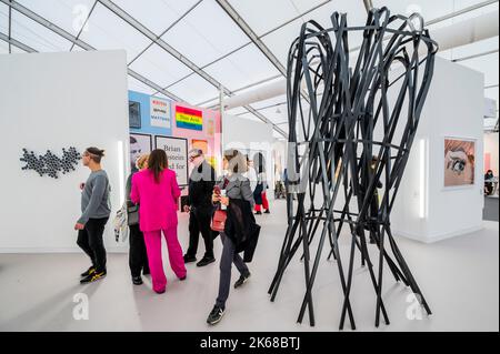 Londra, Regno Unito. 12th Ott 2022. Tower 2019 di Monika Sosnowska sul Modern Institute - Frieze Art London 2022, Regents Park, Londra. La fiera è aperta al pubblico il 14-18 ottobre. Credit: Guy Bell/Alamy Live News Foto Stock