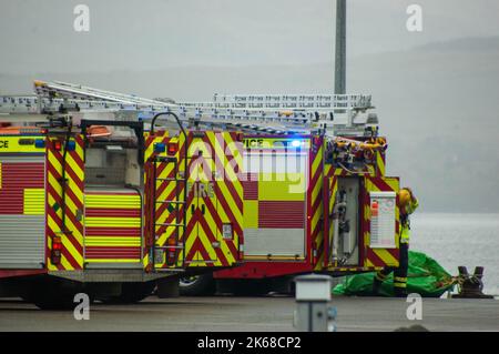 Bantry West Cork Irlanda, mercoledì 12 ottobre 2022; i vigili del fuoco sono stati chiamati a un incendio su una nave da pesca al molo di Bantry. 3 unità di Cork County Fire Service dalla stazione dei vigili del fuoco di Bantry hanno partecipato alla scena che si ritiene abbia avuto inizio nella sala macchine. Gli equipaggi dei vigili del fuoco avevano la fiamma sotto controllo e si estinguettero in meno di un'ora. Credit ed/Alamy Live News Foto Stock