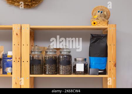 Assortimento di diversi tipi di tè in vasetti di vetro, disposti su scaffale in caffetteria. Foto Stock