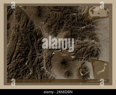 Yamanashi, prefettura del Giappone. Mappa dell'altitudine colorata in tonalità seppia con laghi e fiumi. Località e nomi delle principali città della regione. Angolo Foto Stock