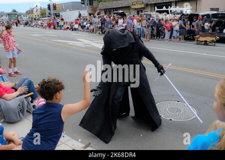 Un attore che ritrae il personaggio delle guerre stellari Kylo Ren durante una parata del giorno dell'indipendenza Foto Stock