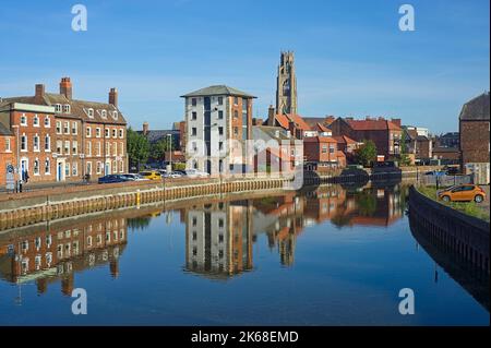 Gli edifici di High Street e il parcheggio accanto al fiume Haven con il ceppo di Boston durante l'estate a Boston nel Lincolnshire Foto Stock