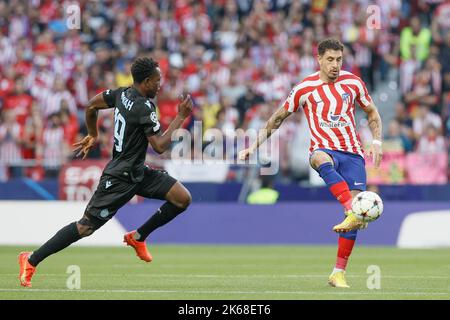 Kamal Sowah del Club e Jose Gimenez dell'Atletico combattono per la palla durante una partita di calcio di gruppo tra la squadra di calcio belga Club Brugge KV e l'Atletico spagnolo Madrid , mercoledì 12 ottobre 2022 a Madrid, in Spagna, il giorno 4/6 della tappa di gruppo della UEFA Champions League. FOTO DI BELGA BRUNO FAHY Foto Stock