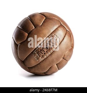 palla da calcio d'epoca in pelle su sfondo bianco Foto Stock