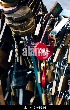 Love Locks che riempie la ferrovia sul ponte Wye, nel Bakewell Derbyshire Foto Stock