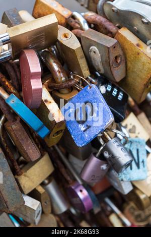 Love Locks che riempie la ferrovia sul ponte Wye, nel Bakewell Derbyshire Foto Stock